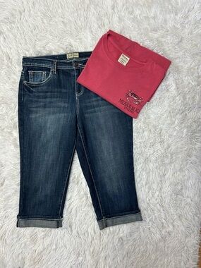 Earl Denim Capris size 10 with FREE TEE SHIRT🤗